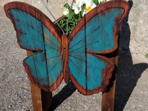 Jardiniere avec Peid, Papillon (bleu) et Fleur en Bois Upcycle • © AHM Créations