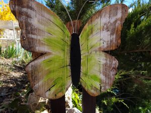 Jardiniere aux Pied avec Papillion Vert et Blanc • © AHM Créations